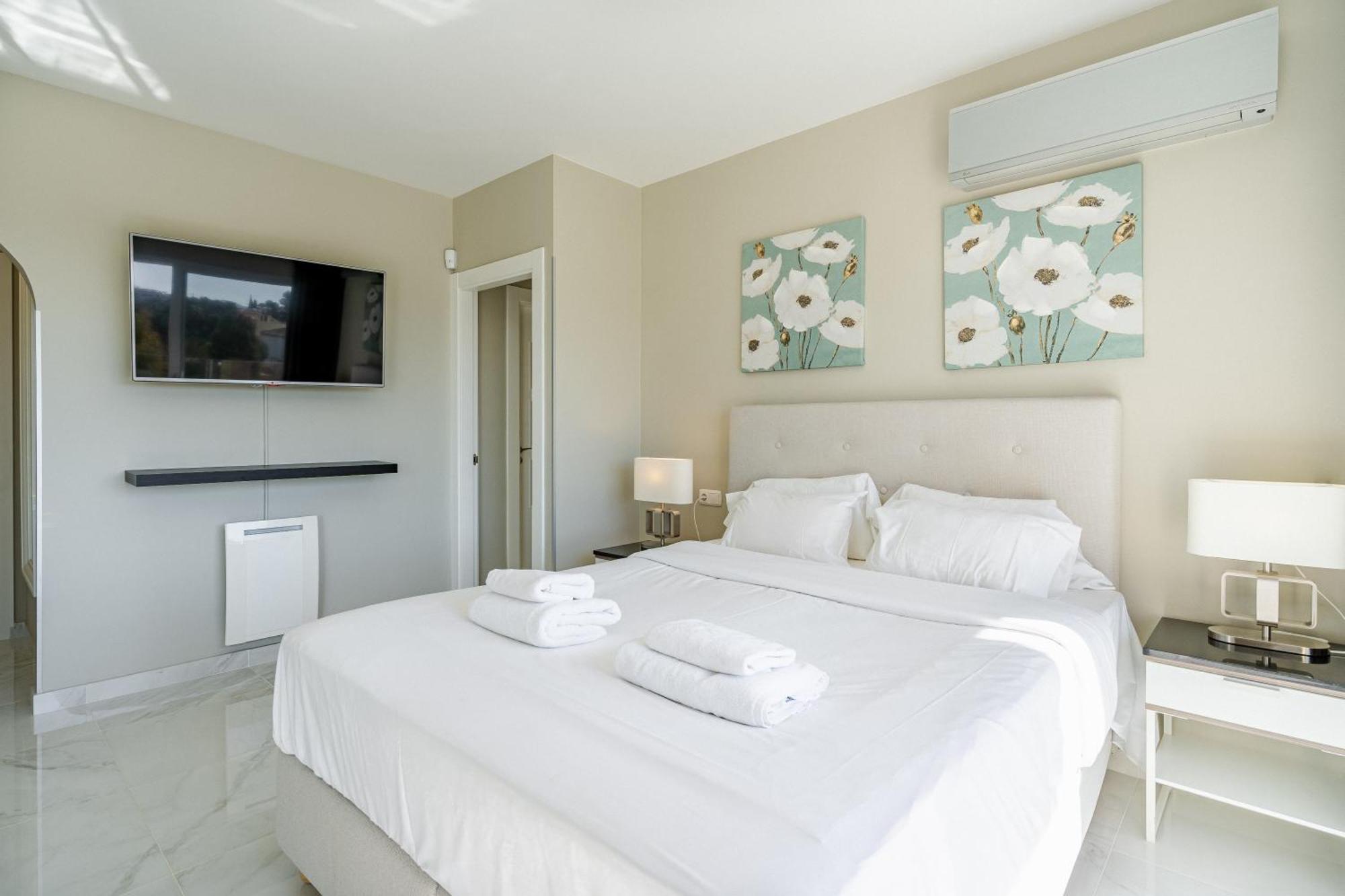 Private Luxurious Hillside Villa With Pool & Sea Views For 8 To 10 Ppl フエンヒロラ エクステリア 写真
