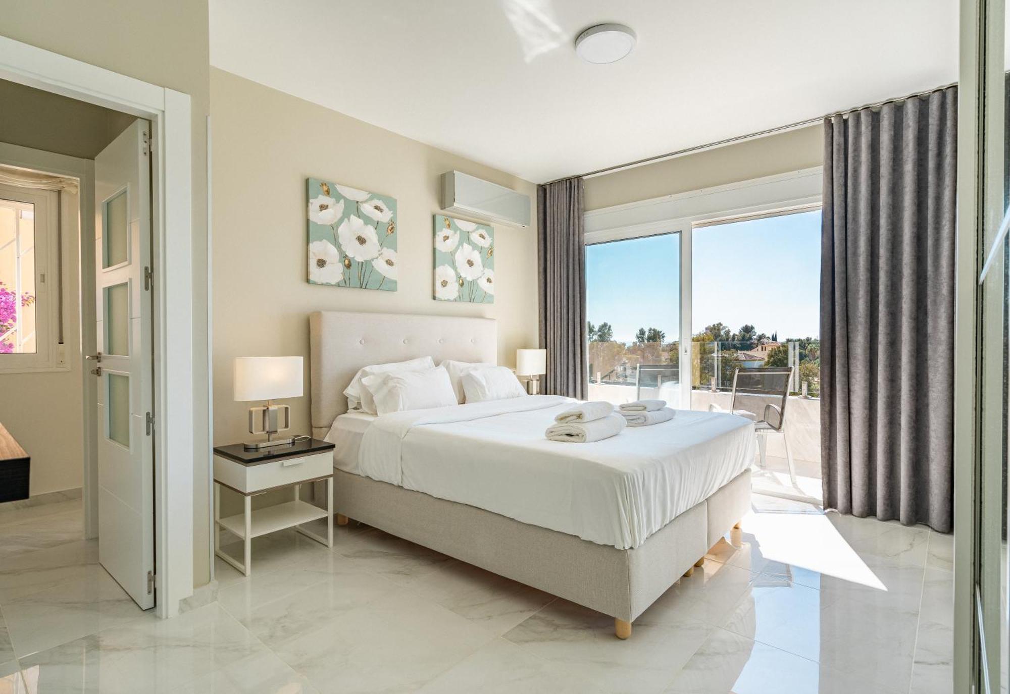 Private Luxurious Hillside Villa With Pool & Sea Views For 8 To 10 Ppl フエンヒロラ エクステリア 写真