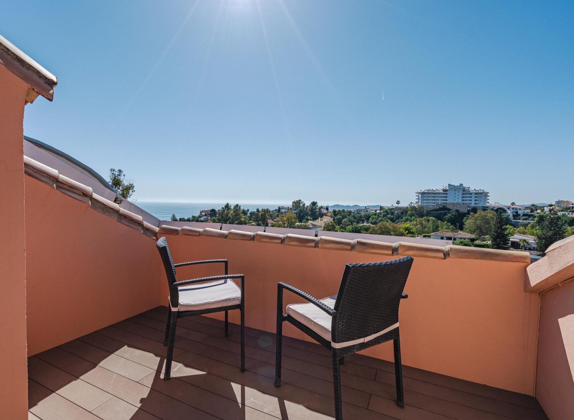 Private Luxurious Hillside Villa With Pool & Sea Views For 8 To 10 Ppl フエンヒロラ エクステリア 写真