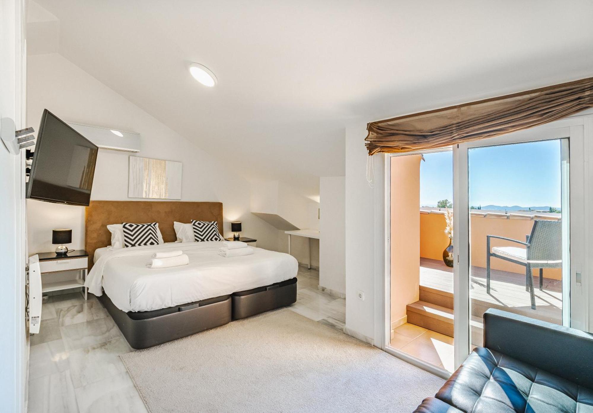 Private Luxurious Hillside Villa With Pool & Sea Views For 8 To 10 Ppl フエンヒロラ エクステリア 写真