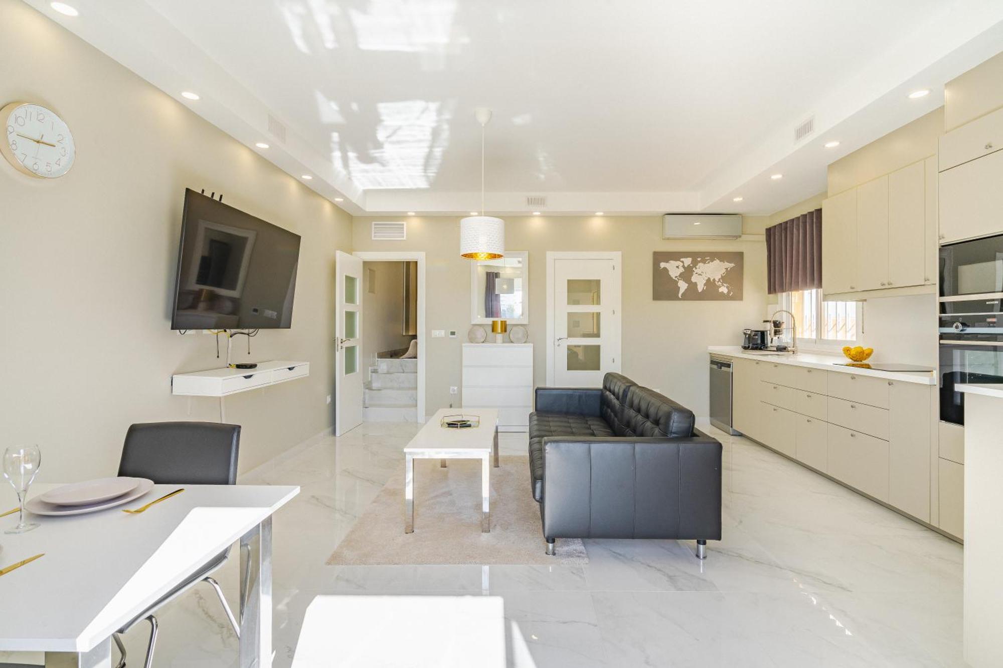Private Luxurious Hillside Villa With Pool & Sea Views For 8 To 10 Ppl フエンヒロラ エクステリア 写真